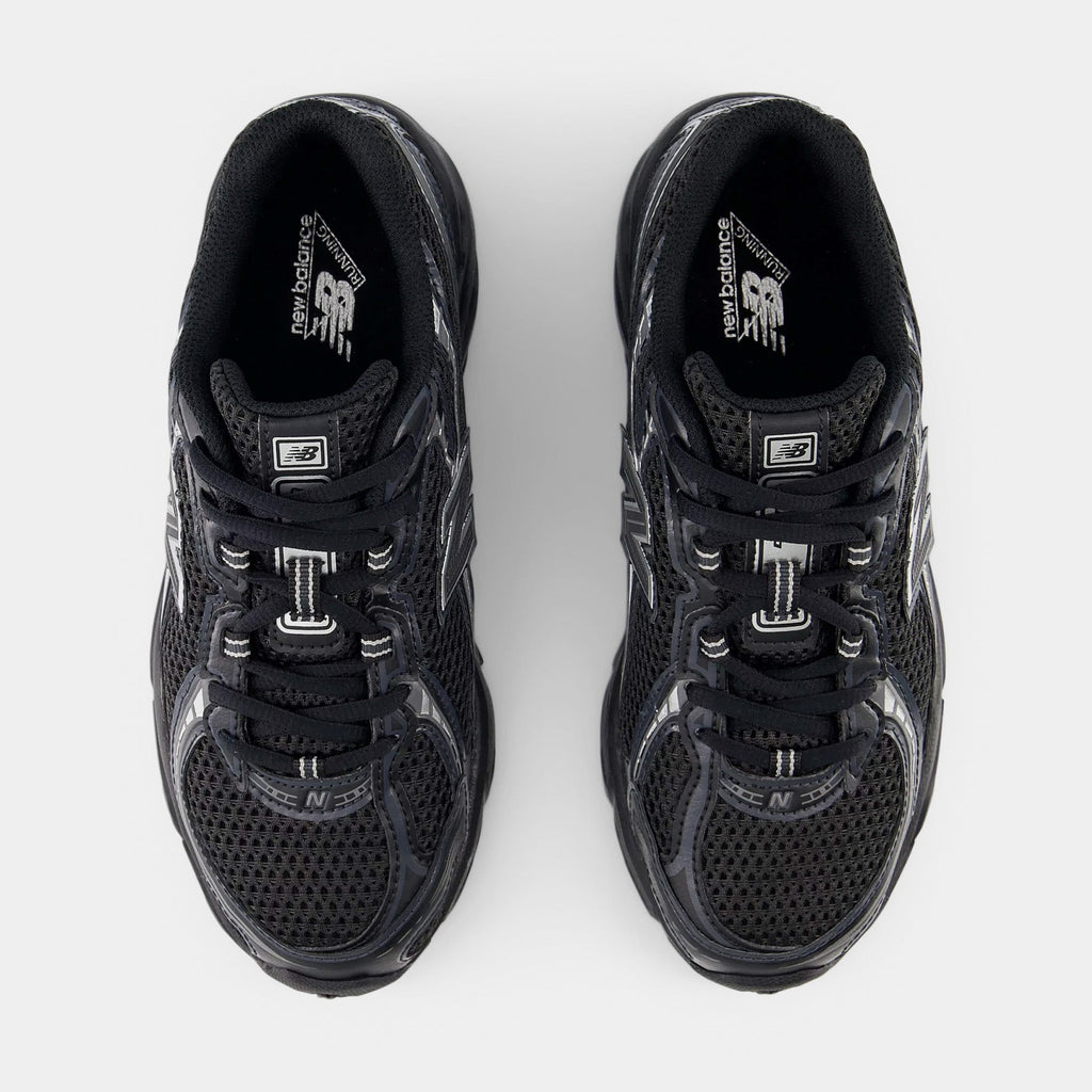 740 Grade School Running Shoes (Black/Silver Metallic)
