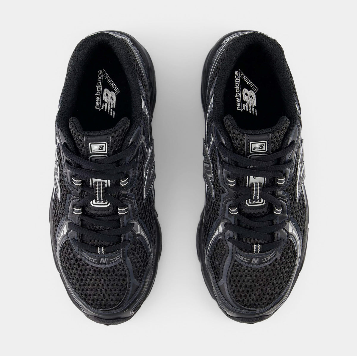 740 Grade School Running Shoes (Black/Silver Metallic)