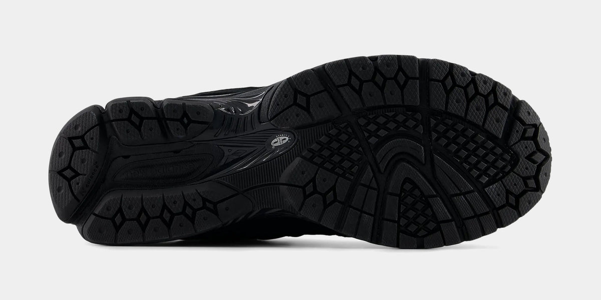 2002R Mens Running Shoes (Black/Black/Silver)
