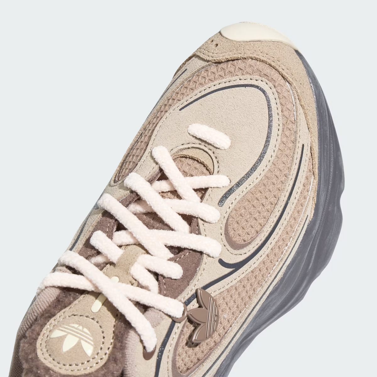 LA3793 adidas Ozvenuz (Unisex)