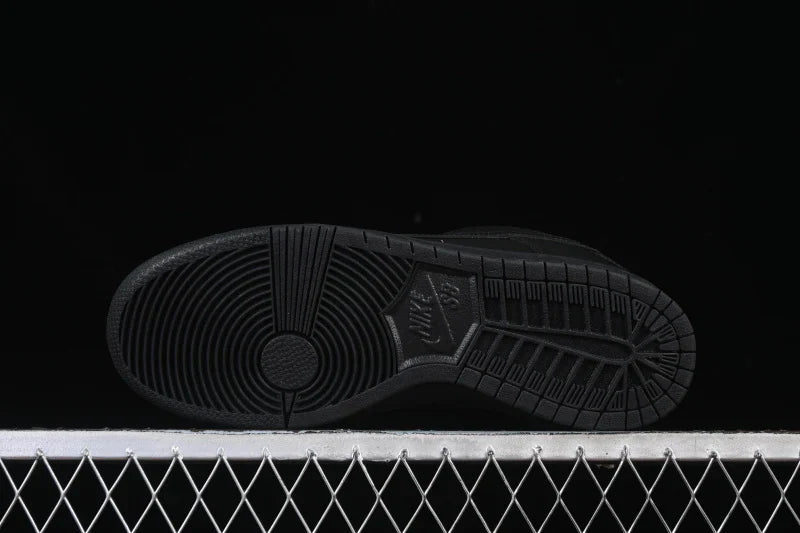 Nike SB Dunk Low "Triple Black"